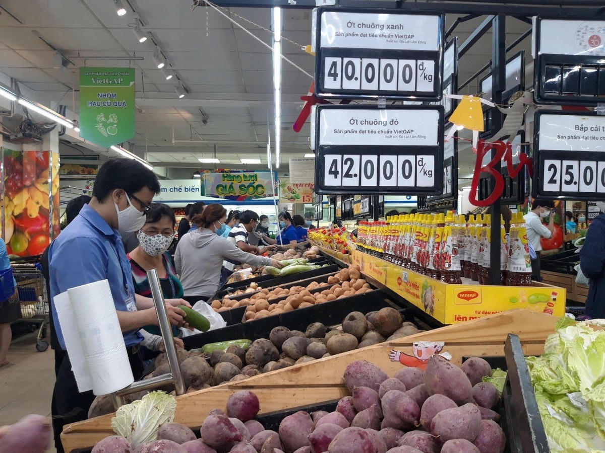 Rau củ quả luôn là những sản phẩm được khách hàng lựa mua.