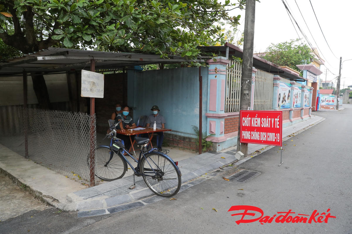 Chốt kiểm soát y tế tại Tổ dân phố số 20, thị trấn Đông Anh, huyện Đông Anh, Hà Nội. Ảnh: Quang Vinh.