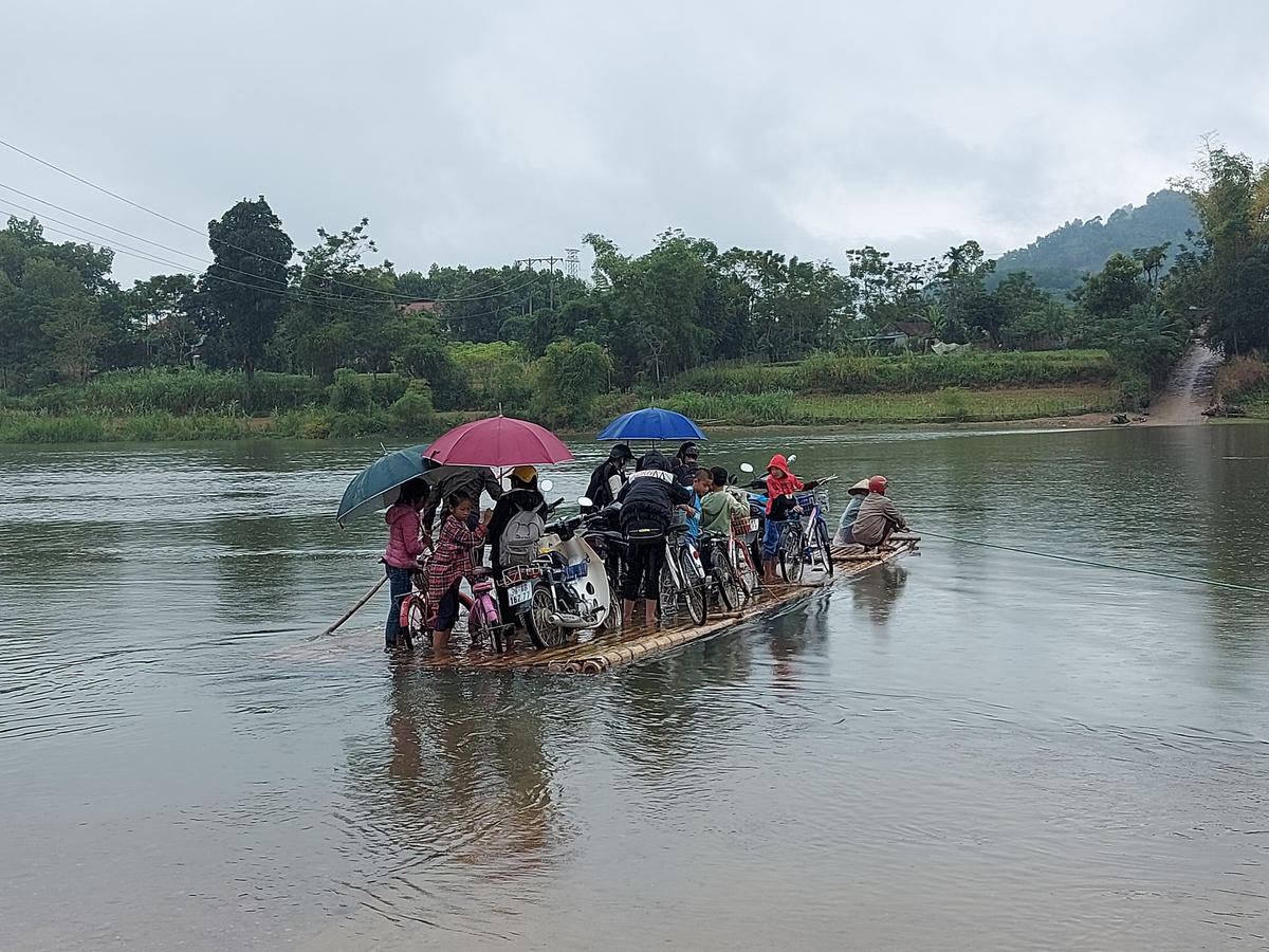 Học sinh nơm nớp vượt sông