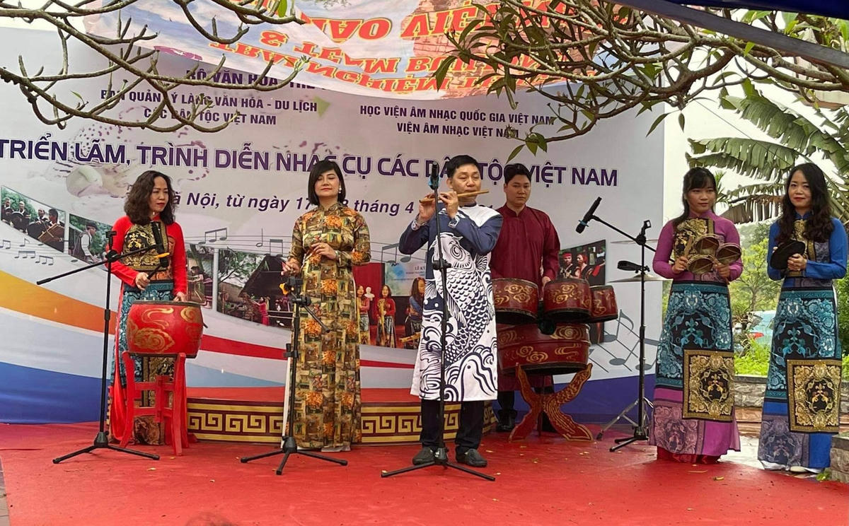 Một tiết mục trình diễn nhạc cụ các dân tộc Việt Nam.