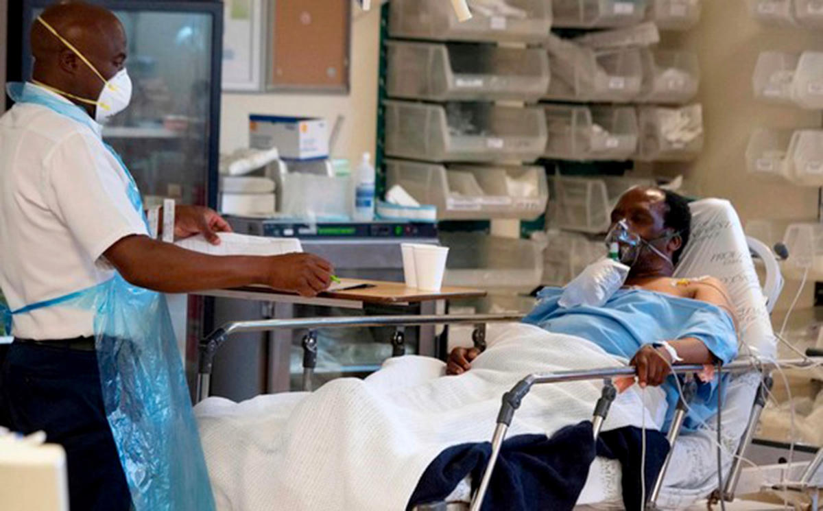 Bệnh nhân Covid-19 được chăm sóc tại một bệnh viện ở Nam Phi.  Ảnh: Reuters