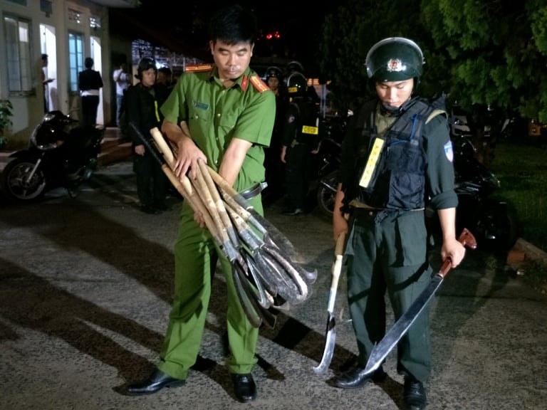 Lực lượng công an thu giữ nhiều hung khí.