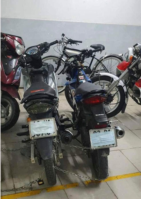 Xe máy được nhóm thanh thiếu niên dùng khẩu trang che biển số. Ảnh CSGT Đà Nẵng cung cấp.
