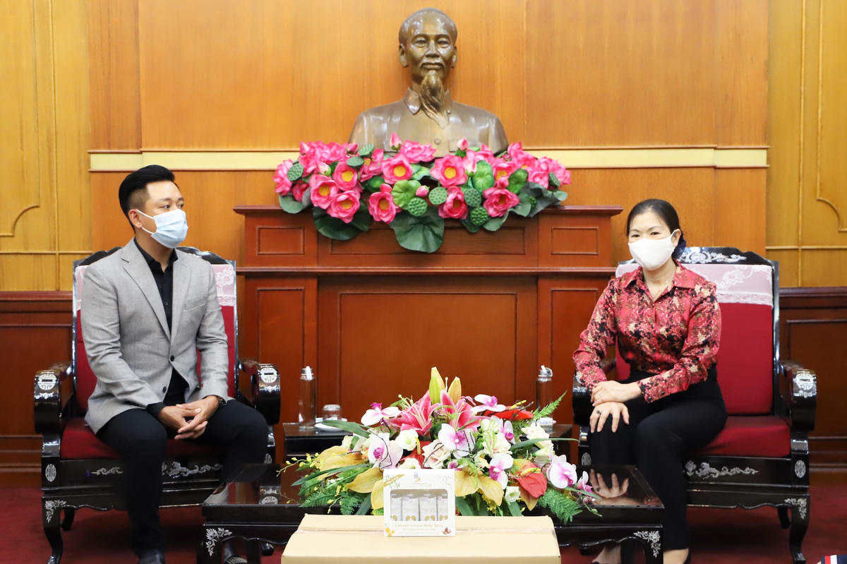 Phó Chủ tịch Trương Thị Ngọc Ánh trò chuyện cùng Ca sĩ Tuấn Hưng. Ảnh: Trung Quân.