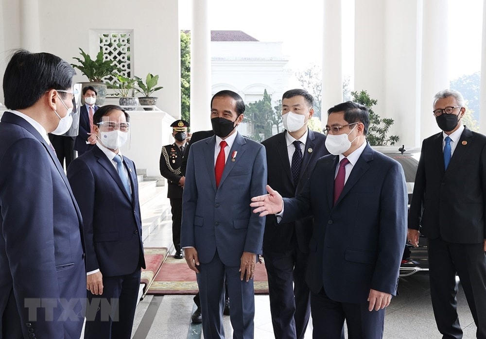 Thủ tướng Phạm Minh Chính và Tổng thống Joko Widodo gặp gỡ thành viên đoàn hai nước. (Ảnh: Dương Giang/TTXVN).