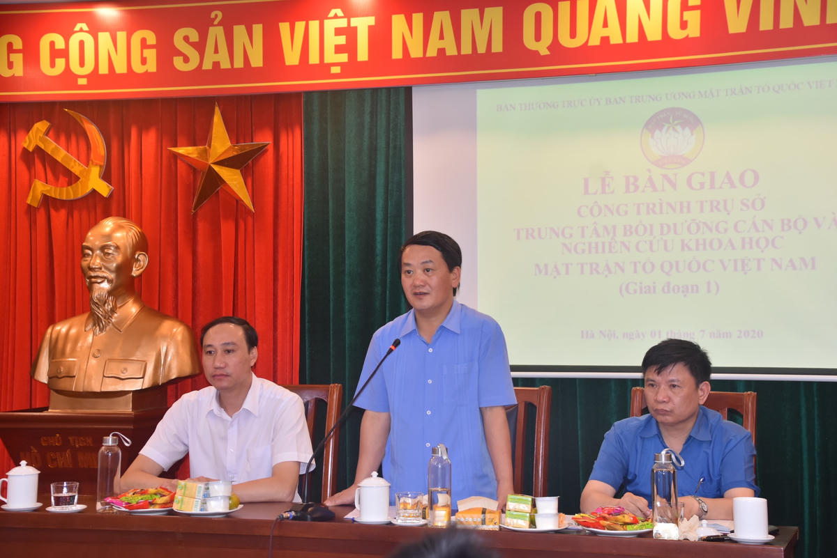 Phó Chủ tịch - Tổng Thư ký UBTƯ MTTQ Việt Nam Hầu A Lềnh phát biểu tại buổi lễ. Ảnh: Trung Quân.