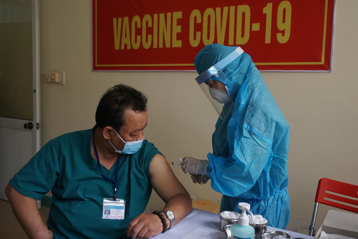 Bác sỹ Lê Thành Phúc, Giám đốc Bệnh viện phổi Đà Nẵng là người được tiêm mũi vaccine ngừa Covid-19 đầu tiên.