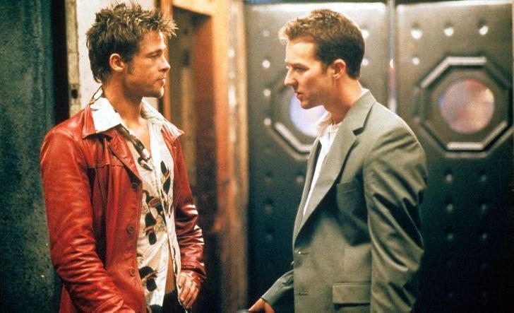 Fight club đã kể một câu chuyện bạo lực lạ lùng dưới một lăng kính hài hước nhưng rạn vỡ. Đặc biệt, nhân vật của Brad Pitt trong phim, với chiếc áo khoác da kinh điển, đã trở thành biểu tượng của tinh thần lãnh đạo, liều lĩnh, gợi cảm nhưng cũng đầy nổi loạn.