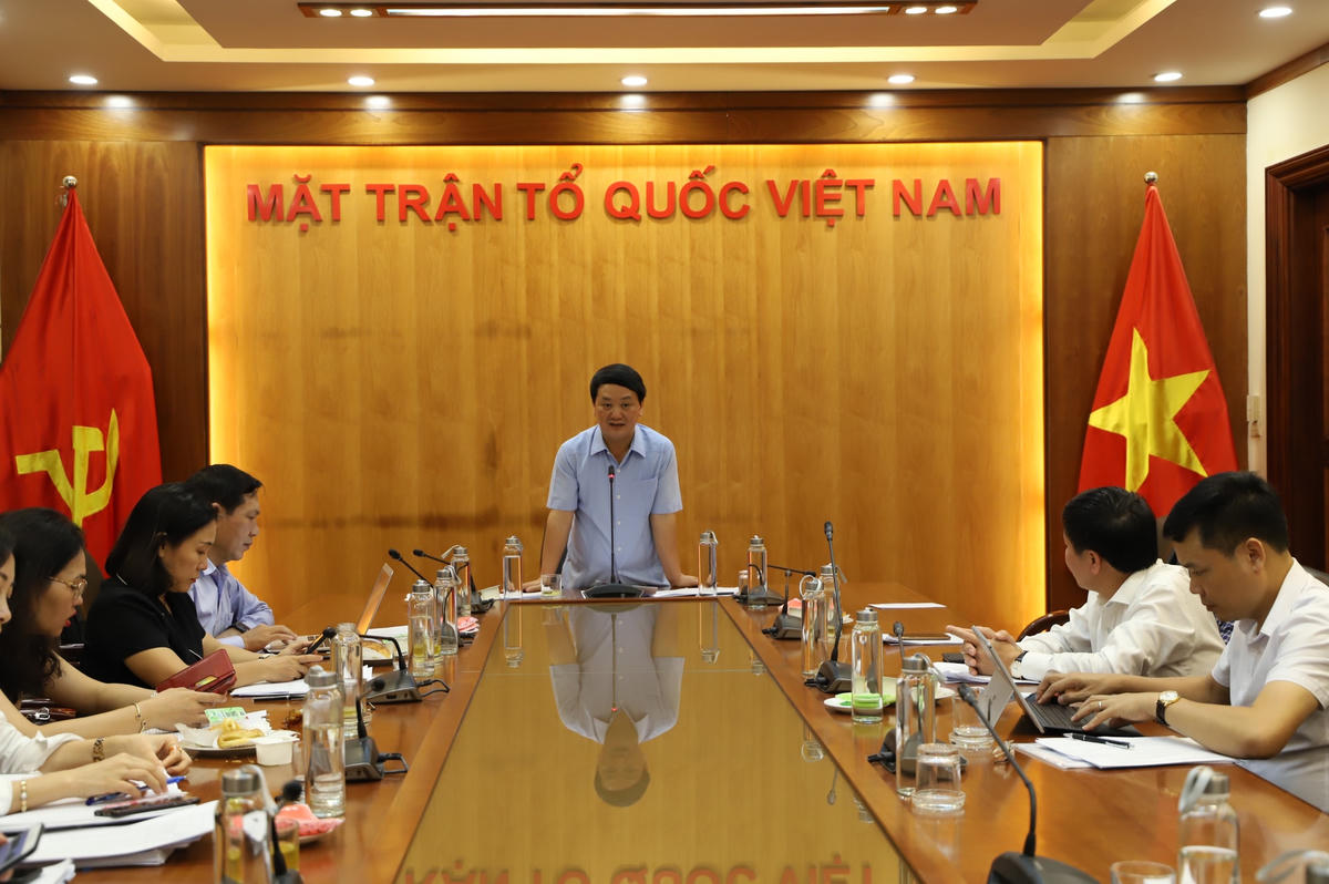 Phó Chủ tịch – Tổng Thư ký Hầu A Lềnh phát biểu tại cuộc họp.