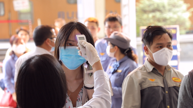 Đo thân nhiệt để phòng chống Covid-19.