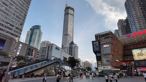 Tòa tháp SEG Plaza - biểu tượng của thành phố Thâm Quyến - đã bị phong tỏa sau khi xảy ra rung lắc mạnh. Ảnh: AFP.  
