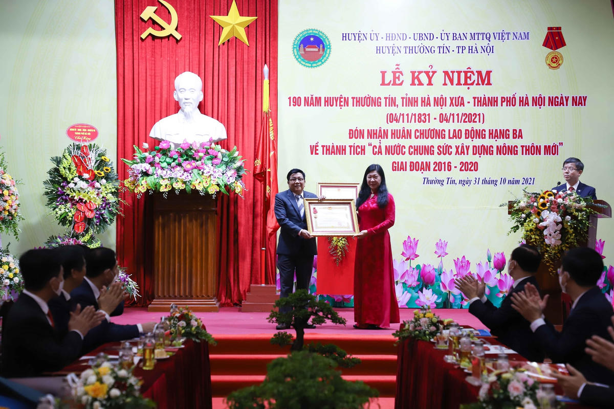 Các tập thể, cá nhân đón nhận phần thưởng cao quý.
