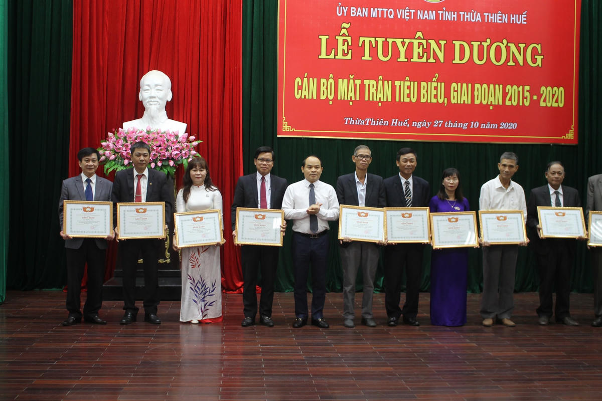 Các cán bộ mặt trận tiêu biểu nhận bằng khen.