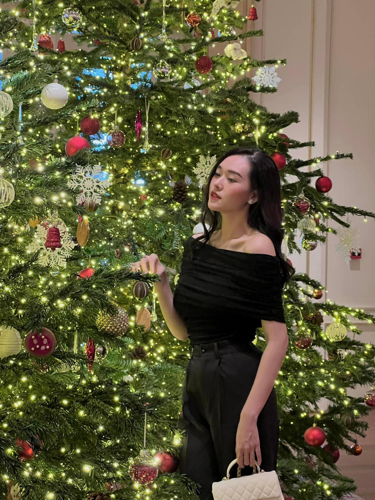 Á hậu Tường San khoe dáng quyến rũ, thanh lịch bên cây thông Noel.