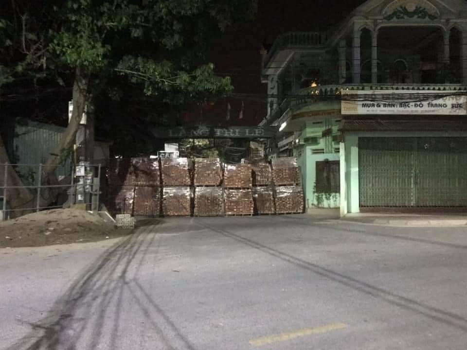 Chốt hàng rào bằng tường gạch tại thôn Tri lễ (xã Quang Trung, Phú Xuyên).