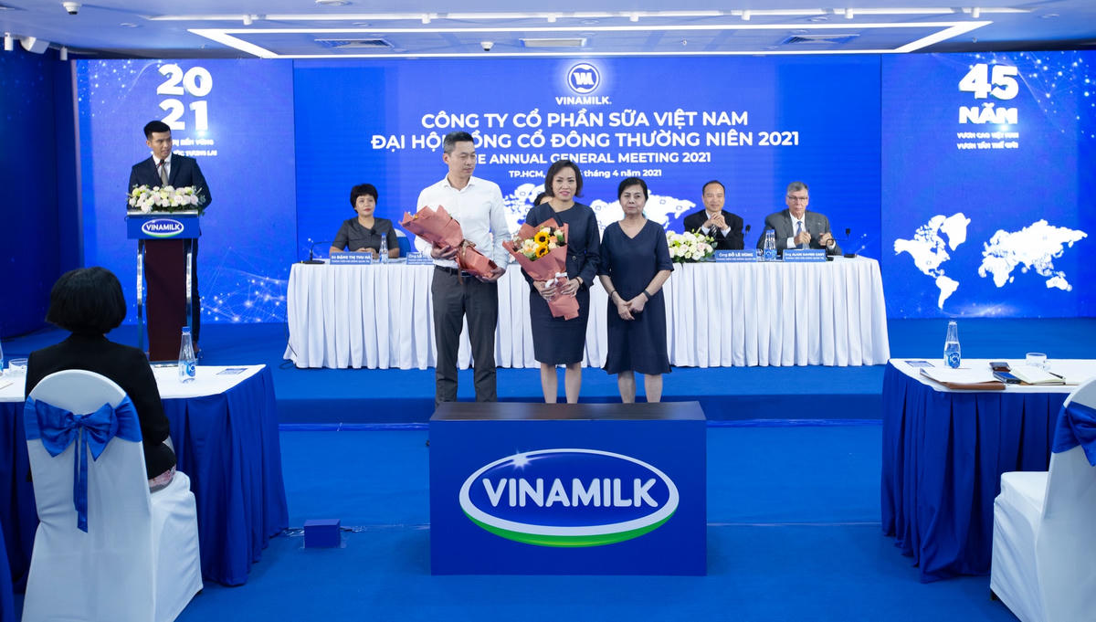 Bà Lê Thị Băng Tâm, Chủ tịch Hội đồng quảntrị Vinamilk chúc mừng 2 thành viên mới tham gia Hội đồng quản trị