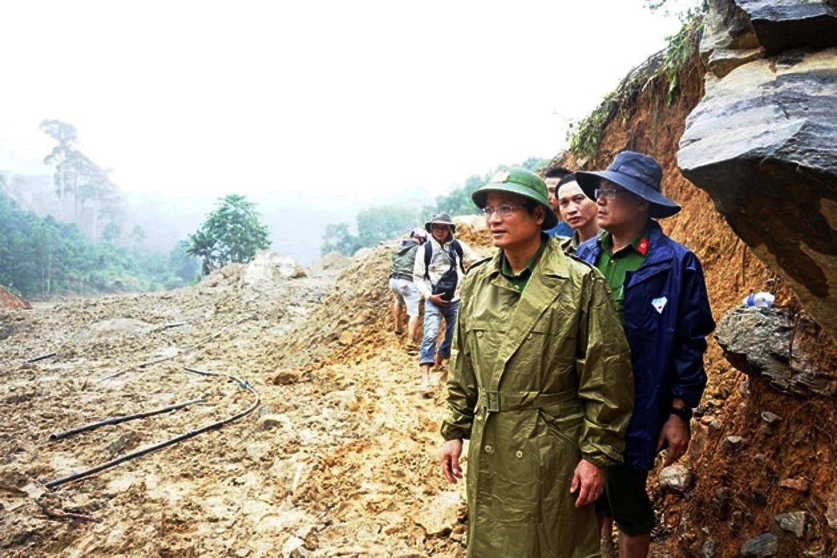 Thượng tá Hồ Song Ân có mặt tại hiện trường chỉ đạo tìm kiếm tại nạn nhân.