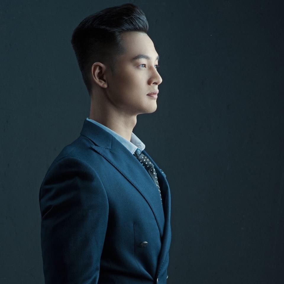 Ca sĩ Đức Tuấn.
