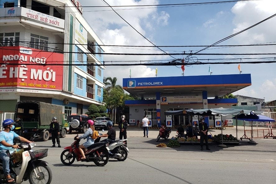 Các lực lượng Công an Đồng Nai phong tỏa trạm xăng dầu Trảng Dài. 