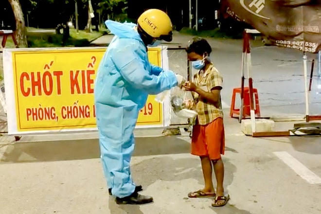 Đại úy Nghĩa tặng suất ăn tối của mình cho bé trai.