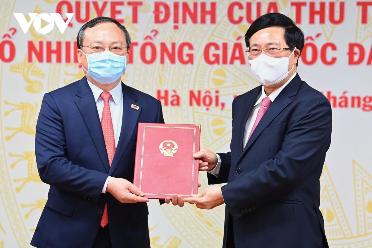 Ông Phạm Bình Minh, Uỷ viên Bộ Chính trị, Phó Thủ tướng Chính phủ trao Quyết định của Thủ tướng Chính phủ bổ nhiệm Tổng Giám đốc Đài Tiếng nói Việt Nam cho ông Đỗ Tiến Sỹ.