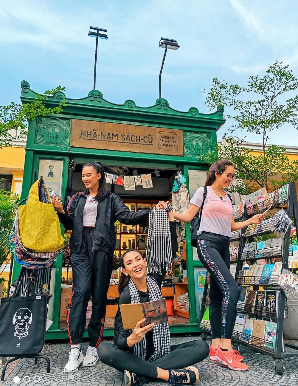 Võ Hoàng Yến, Nguyễn Huỳnh Kim Duyên và Vũ Hoàng My ghi lại hình ảnh đáng nhớ khi tham gia "Vietnam Why Not - Đi Việt Nam Đi"