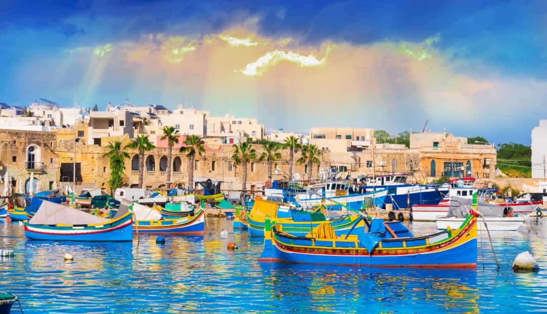 Malta nằm ở phía nam của Châu Âu và Valletta là thủ đô của nó, các ngôn ngữ chính thức là tiếng Malta và tiếng Anh.  