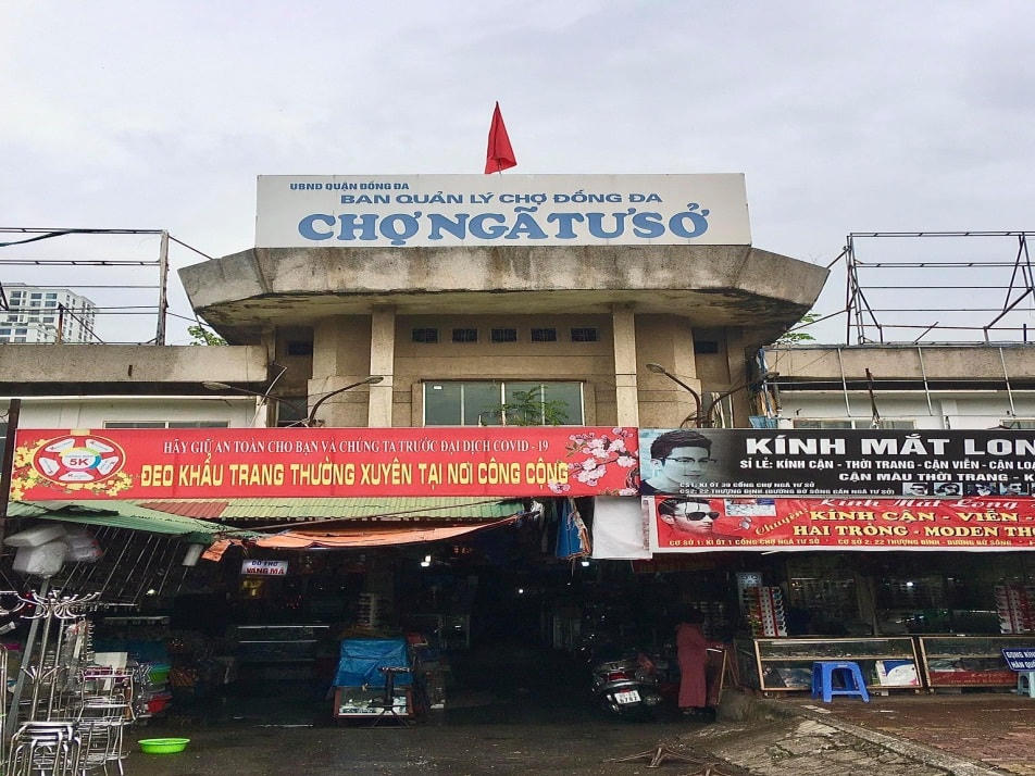 Tuy nhiên, cũng theo ghi nhận, một số chợ dân sinh vẫn trong trạng thái vắng vẻ, thưa thớt...