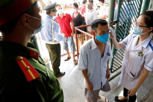 Việt Nam cho hàng chục nghìn khán giả tới sân vận động xem bóng đá sau khi kiểm soát được dịch Covid-19 (Ảnh: Reuters).