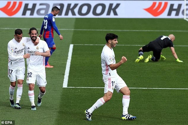 Real Madrid dẫn bàn sau hàng loạt cơ hội bị bỏ lỡ.