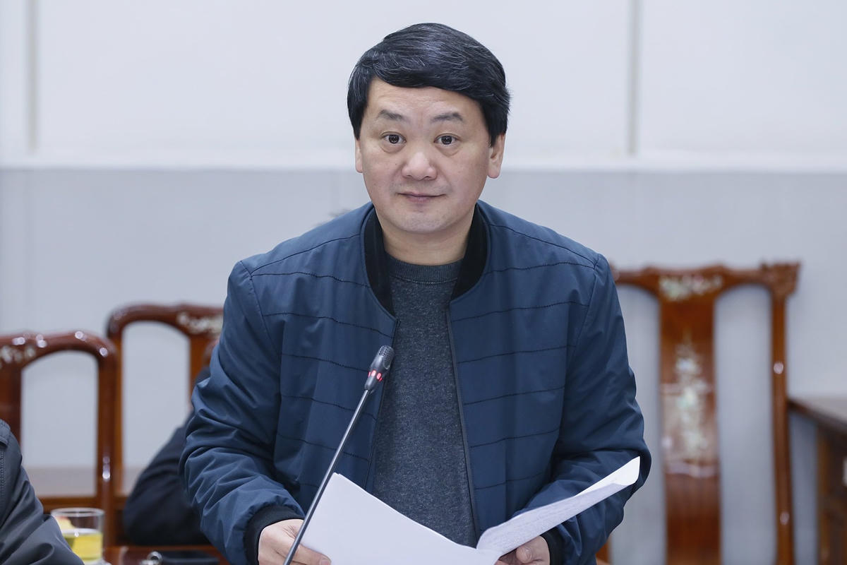 Phó Chủ tịch - Tổng Thư ký Hầu A Lềnh phát biểu tại phiên họp.
