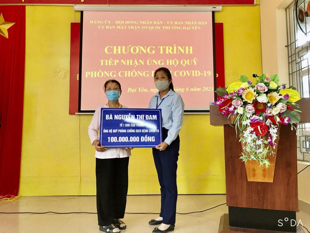 Bà Nguyễn Thị Đam ủng hộ Quỹ vaccine phòng, chống Covid-19 số tiền 100 triệu đồng.