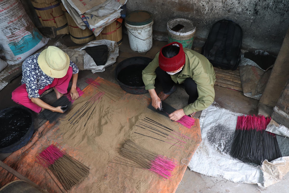 Nghề làm hương tại làng Đông Khê có tuổi đời đã hơn 300 năm.