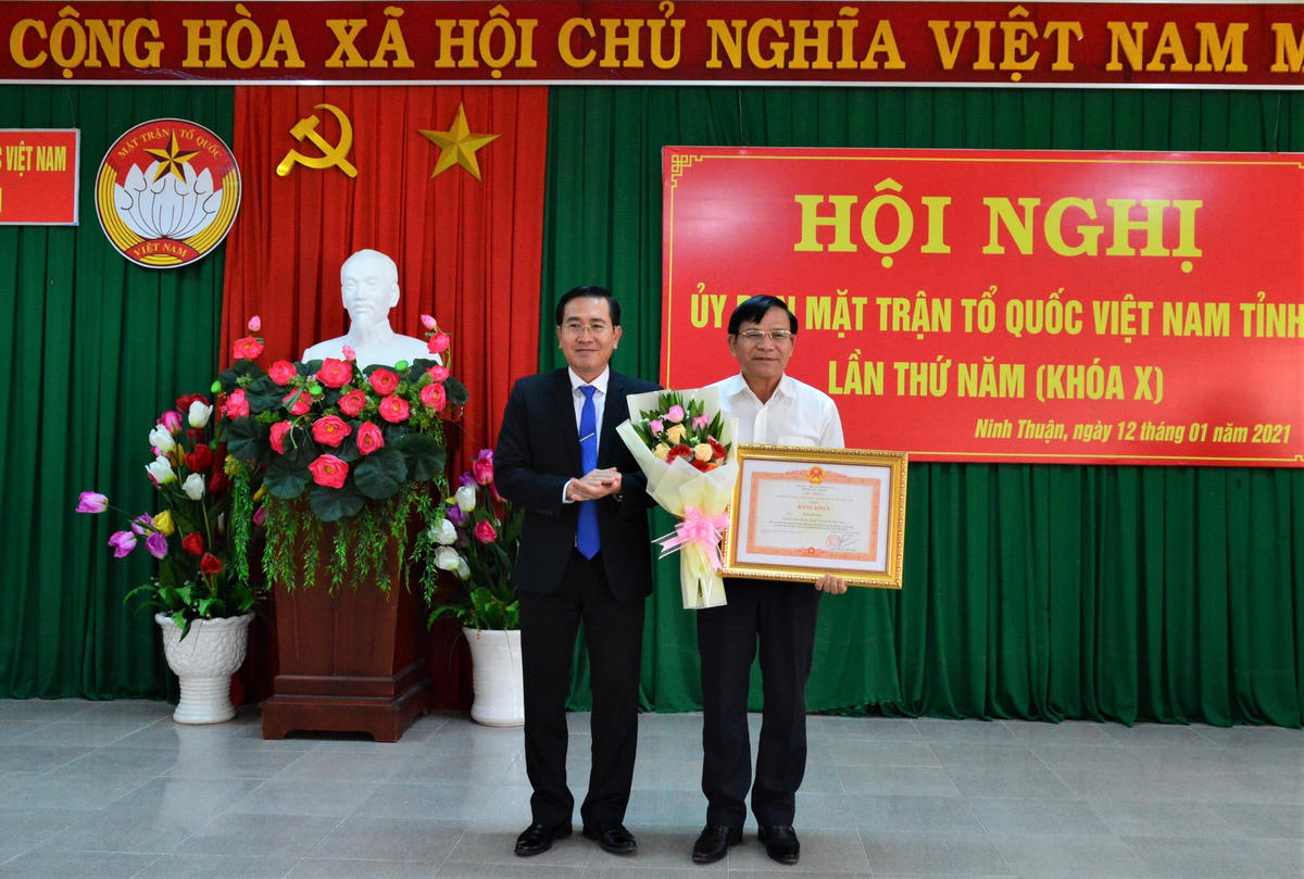 Ông Phạm Văn Hậu, Phó Bí thư Thường trực tỉnh ủy Ninh Thuận, trao tặng Bằng khen của Thủ tướng Chính phủ, cho ông Phan Hữu Đức, nguyên Chủ tịch Ủy ban MTTQ Việt Nam tỉnh Ninh Thuận.