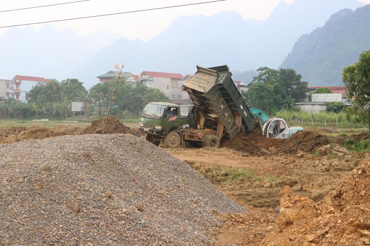 Đơn vị thi công khai thác đất san lấp mặt bằng khi chưa có hồ sơ pháp lý.