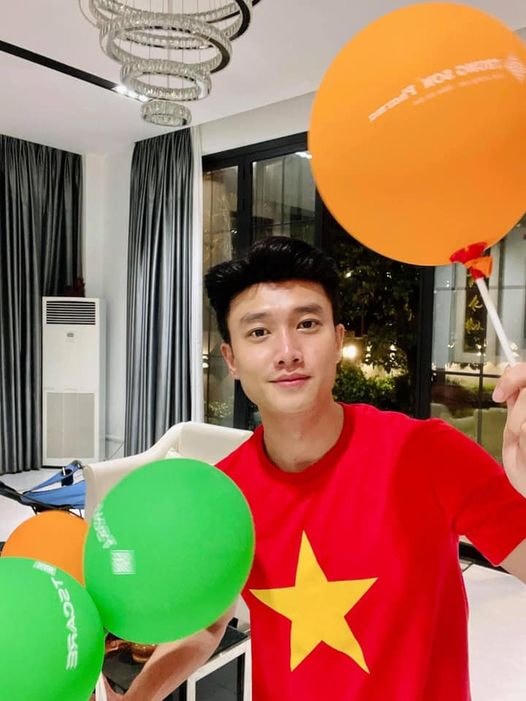 Quốc Trường cổ vũ cho Đội tuyển Việt Nam: “Tôi Yêu Việt Nam. Ở Nhà Chống Dịch, Việt Nam Vô Địch”.