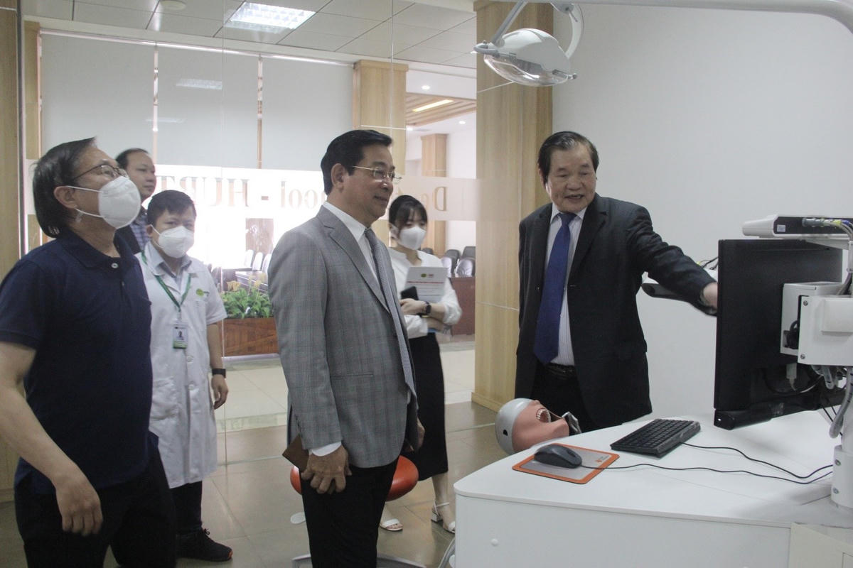 Cục trưởng Cục Quản lý khám, chữa bệnh Lương Ngọc Khuê thăm một số phòng thực hành của các Khoa thuộc Khối Sức khỏe tại trường.