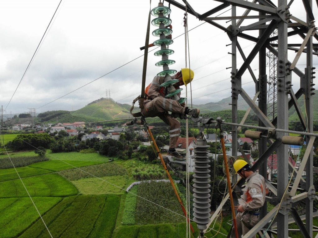 Đội quản lý vận hành lưới điện cao thế Quảng Ninh tiến hành kiểm tra đường dây 110kV.