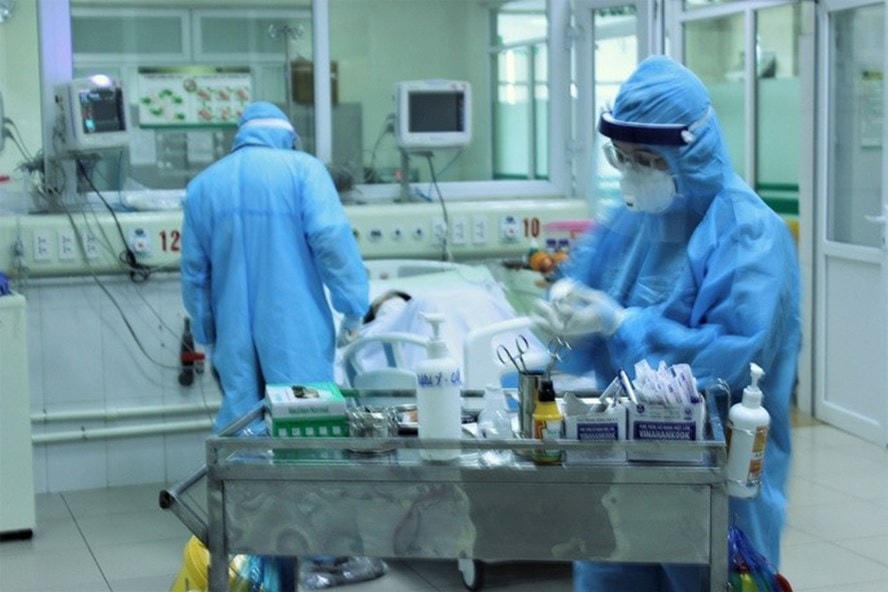 Điều trị bệnh nhân Covid-19 nặng. Ảnh: LĐO.