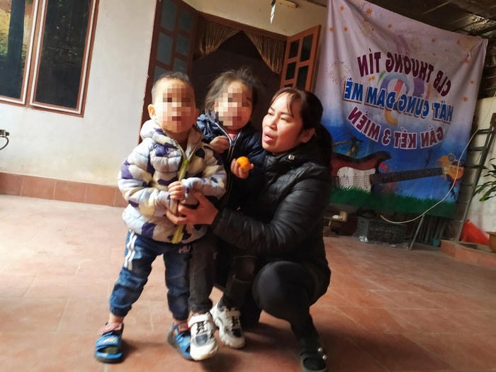 Chị Lê Thị Bích đang tạm thời chăm sóc 2 cháu Q.A. và N.