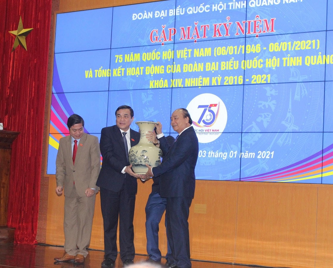 Thủ tướng Nguyễn Xuân Phúc tặng quà lưu niệm cho Đảng bộ, chính quyền và nhân dân Quảng Nam.