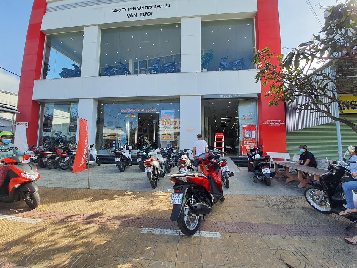 Cửa hàng bảo trì xe gắn máy của Công ty TNHH Văn Tươi Bạc Liêu ở đường Võ Thị Sáu, phường 3 hoạt động trở lại sau nhiều tháng tạm đóng cửa.