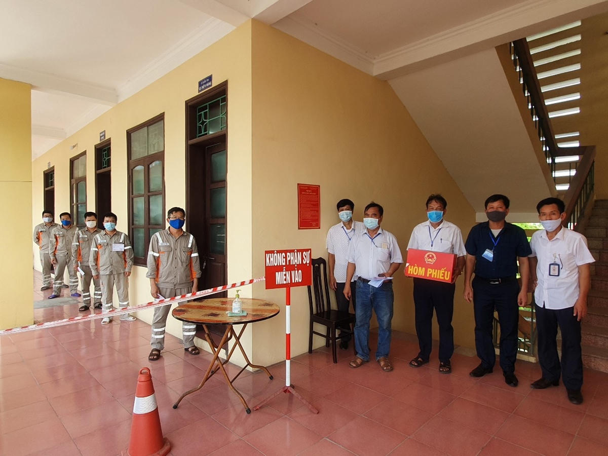 Hôm nay, nhiều thợ điện của Công ty Điện lực Nam Định phải bỏ phiếu bầu cử ngay tại cơ quan, nơi họ vừa phải cách ly vừa phải làm nhiệm vụ vận hành hệ thống điện.