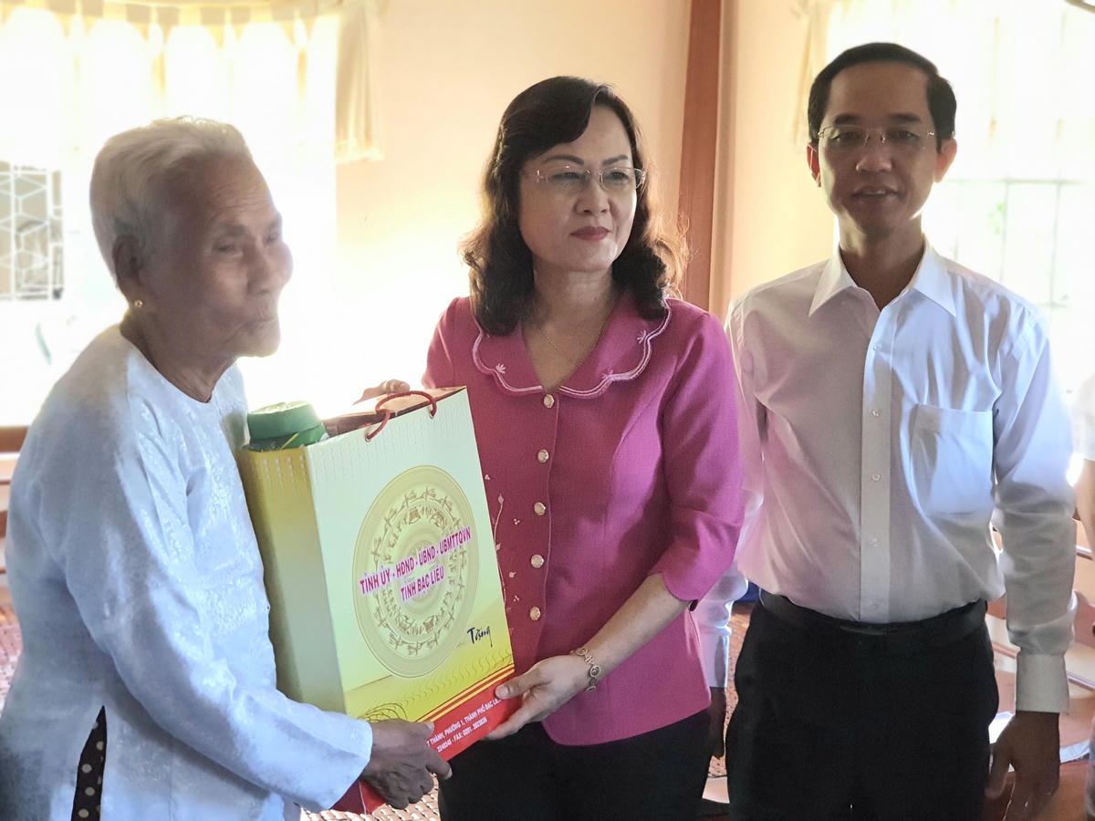 Lãnh đạo Tỉnh uỷ Bạc Liêu thăm và tặng quà gia đình chính sách trên địa bàn.