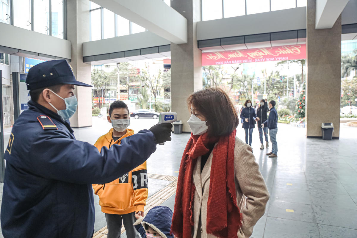 Dù đã là ngày cuối năm, nhưng tại các nhà ga đều có bộ phận trực hướng dẫn hành khách khai báo y tế để phòng chống dịch nghiêm túc theo đúng quy định.