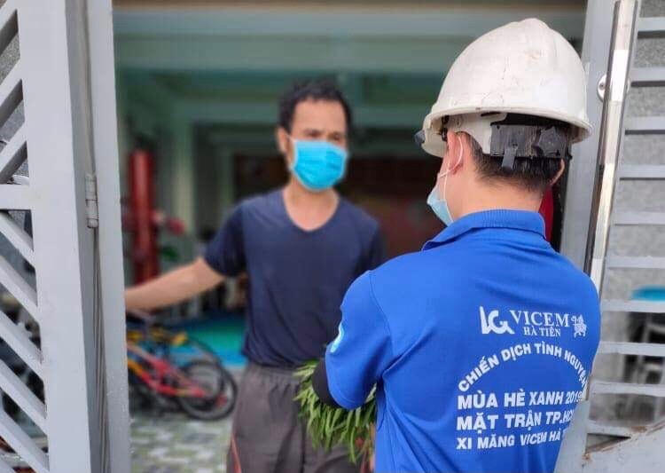 Những bó rau được nhóm trao tận tay các hộ dân. Ảnh: NVCC.