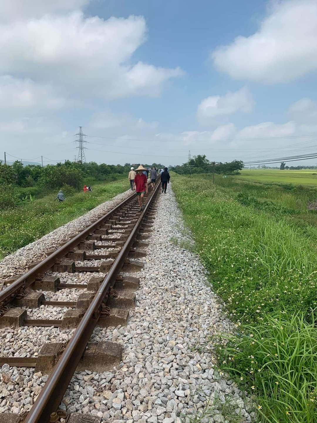 Đoạn đường sắt nơi người mẹ ôm con tử tự.