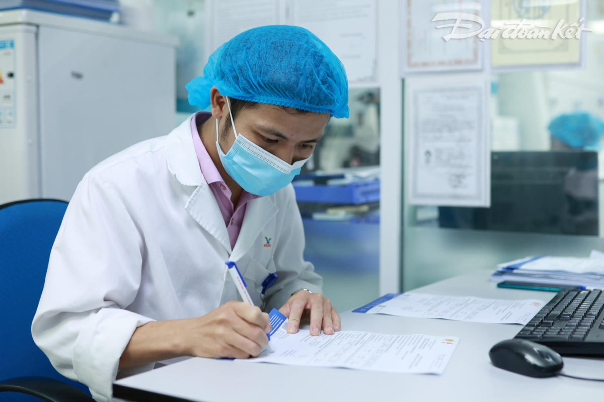 Phó giám đốc Trung tâm Xét nghiệm MEDLATEC - ThS. Phạm Văn Ngãi ký giấy xác nhận kết quả xét nghiệm COVID-19 diện rộng tại Hà Nội.