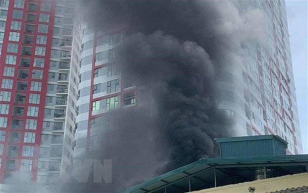 Hà Nội: Nhà xưởng trên phố Định Công bất ngờ bốc cháy dữ dội