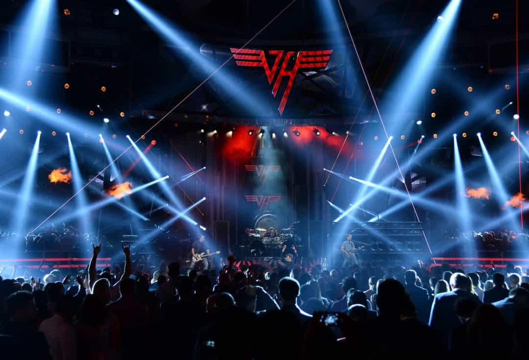Album có 9 bài hát và một số nhạc sĩ khách mời. Eddie Van Halen đã trình diễn phần độc tấu guitar điện trong “Beat It”.  